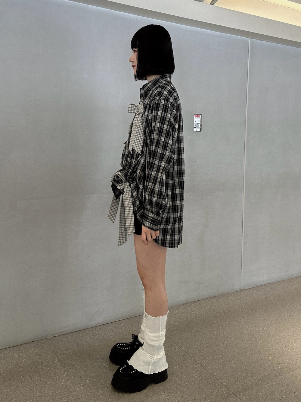 ブラック系のシャツ/ブラウス、ブラック系のその他パンツ、ブラック系のローファーを着用したレディースの春コーディネートの2枚目の写真