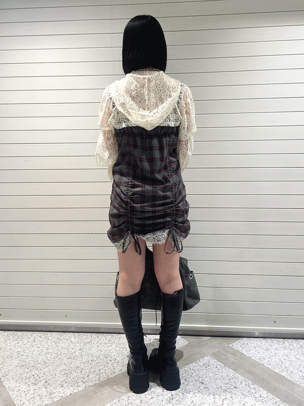 ホワイト系のカーディガン/ボレロ、ブラウン系のワンピース、グレー系のトートバッグを着用したレディースの春コーディネートの3枚目の写真