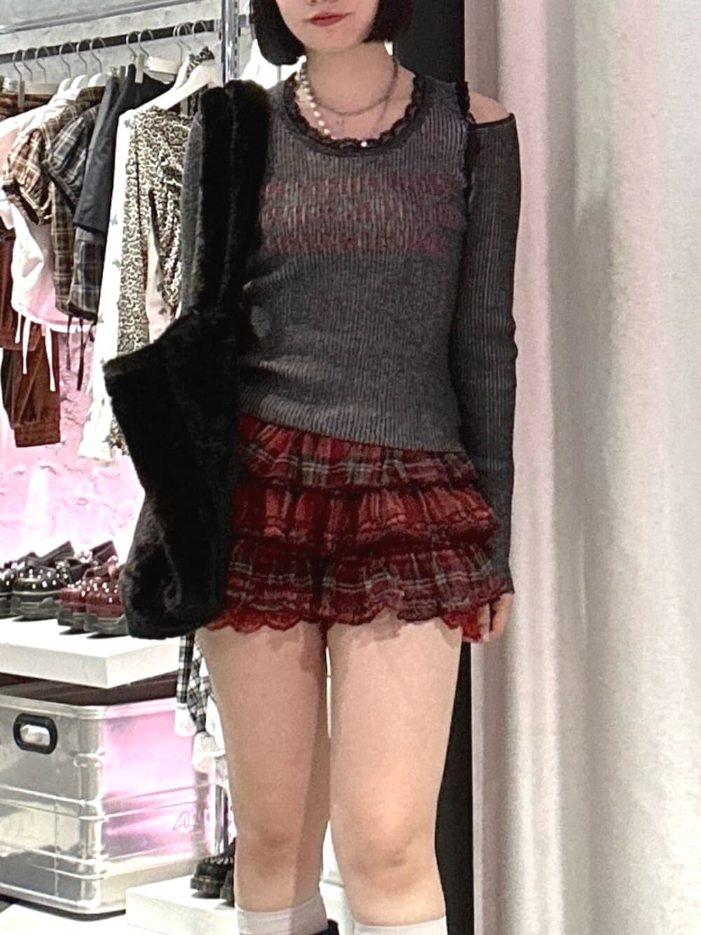 レッド系のその他パンツ、ブラック系のブーツ、ブラック系のトートバッグを着用したレディースの秋コーディネートの5枚目の写真