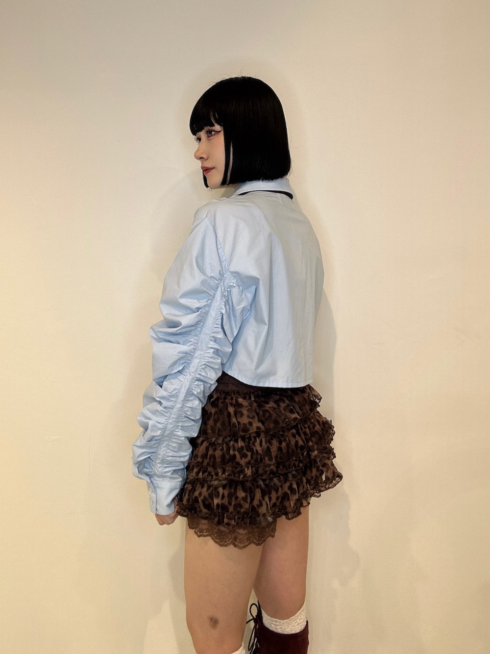 ブルー系のシャツ/ブラウス、ブラウン系のその他パンツ、レッド系のブーツを着用したレディースの夏コーディネートの5枚目の写真