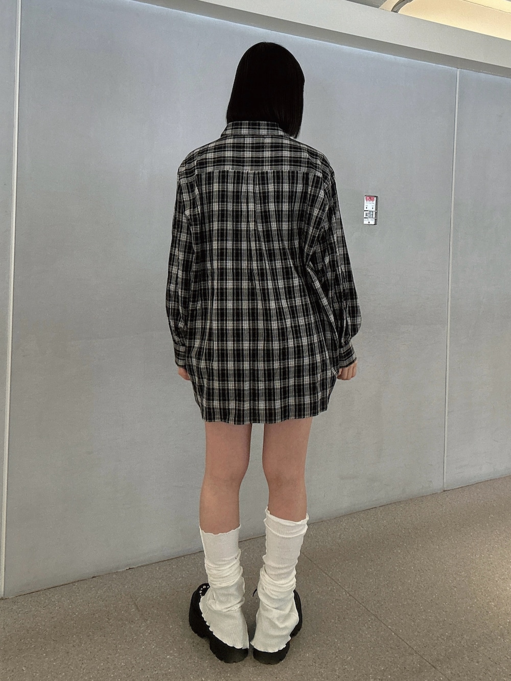 ブラック系のシャツ/ブラウス、ブラック系のその他パンツ、ブラック系のローファーを着用したレディースの春コーディネートの3枚目の写真