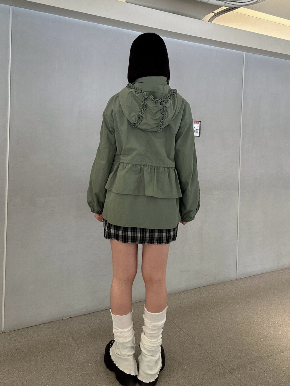 グリーン系のナイロンジャケット、ブラック系のローファー、ブラック系のその他パンツを着用したレディースの春コーディネートの3枚目の写真