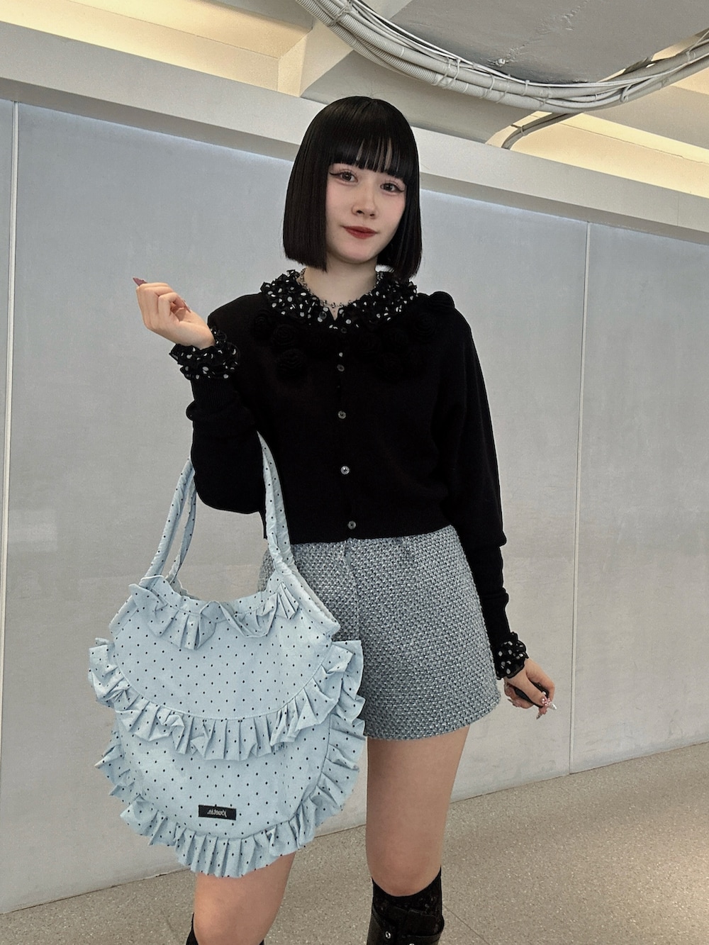 ブラック系のニット/セーター、ブラック系のシャツ/ブラウス、ブルー系のその他パンツを着用したレディースの春コーディネートの4枚目の写真