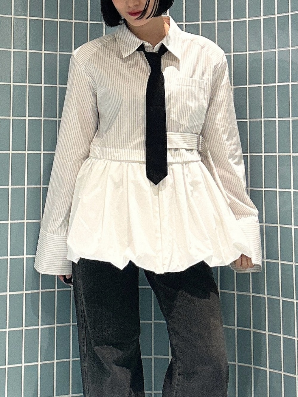 ホワイト系のシャツ/ブラウス、ブラック系のデニムパンツ、ブラック系のサンダルを着用したレディースの秋コーディネートの5枚目の写真