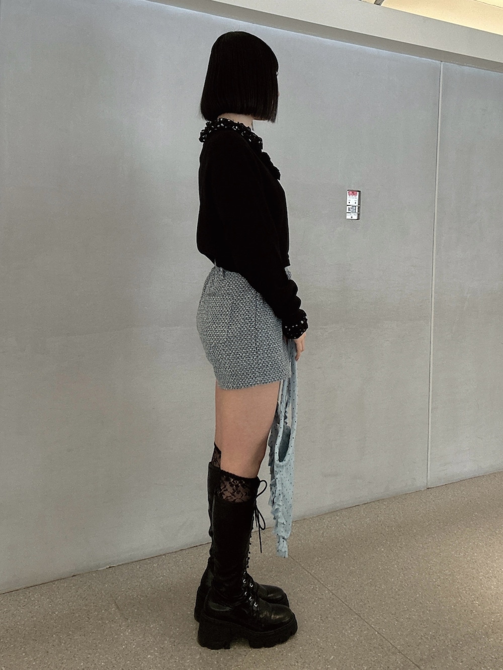 ブラック系のニット/セーター、ブラック系のシャツ/ブラウス、ブルー系のその他パンツを着用したレディースの春コーディネートの3枚目の写真