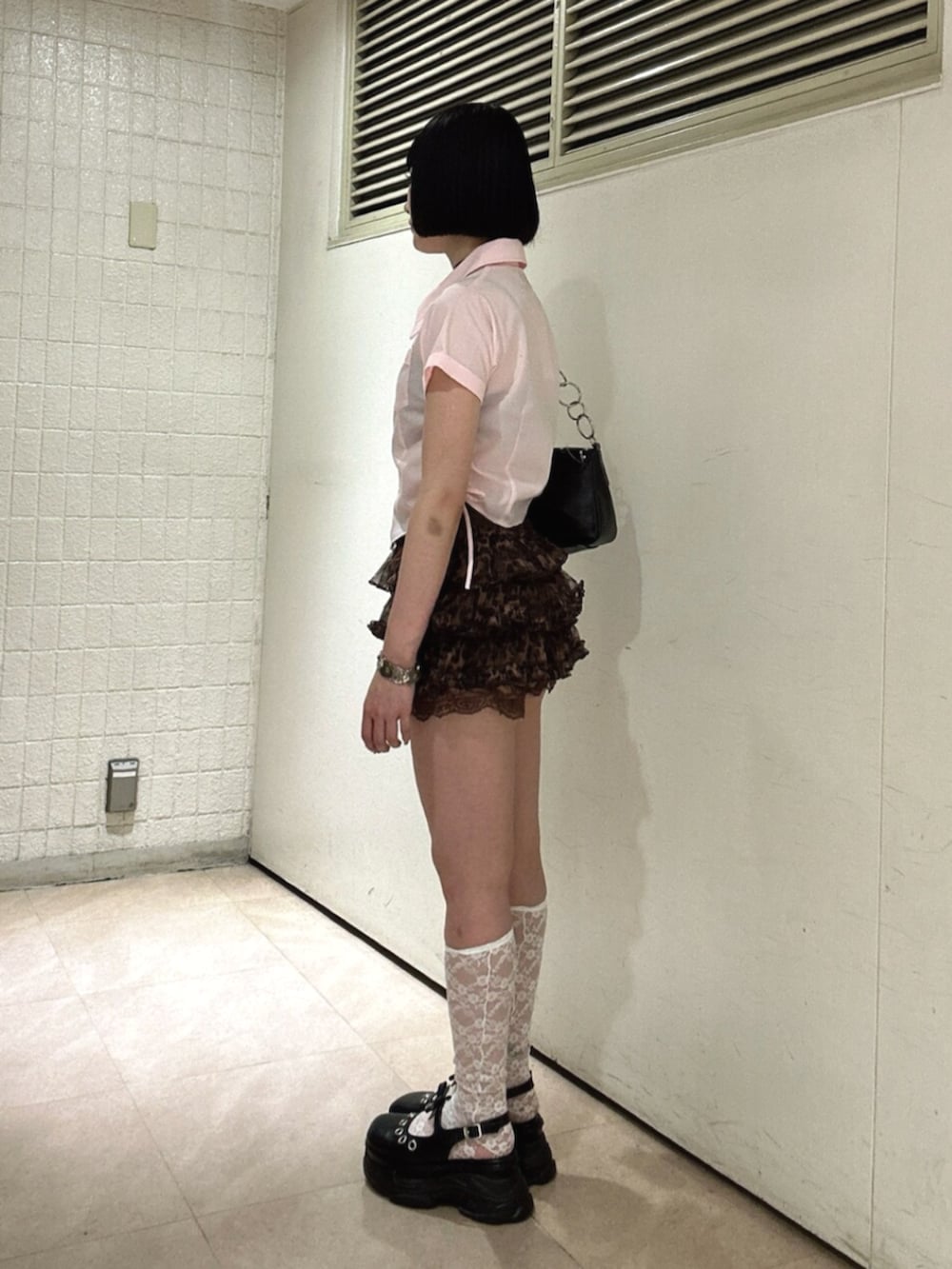 ブラック系のパンプス、ブラウン系のその他パンツ、ピンク系のシャツ/ブラウスを着用したレディースの夏コーディネートの2枚目の写真
