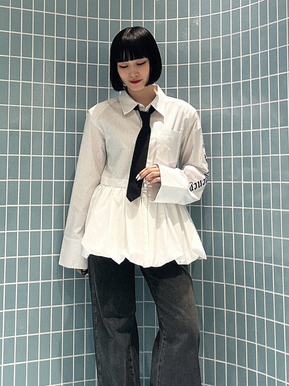 ホワイト系のシャツ/ブラウス、ブラック系のデニムパンツ、ブラック系のサンダルを着用したレディースの秋コーディネートの4枚目の写真