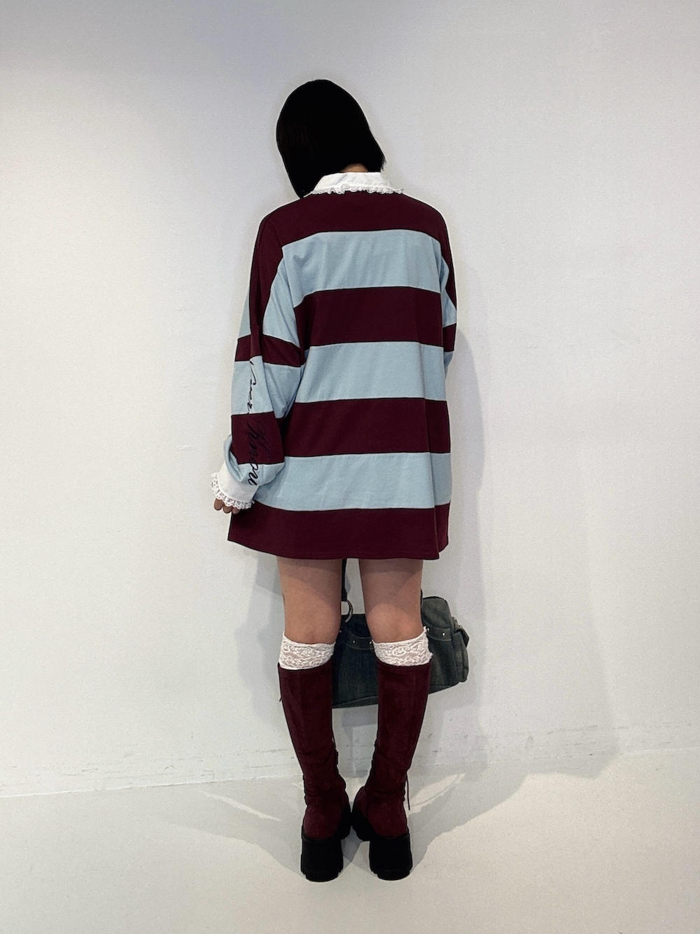 レッド系のTシャツ/カットソー、ブラック系のブーツ、ブラウン系のその他パンツを着用したレディースの夏コーディネートの3枚目の写真