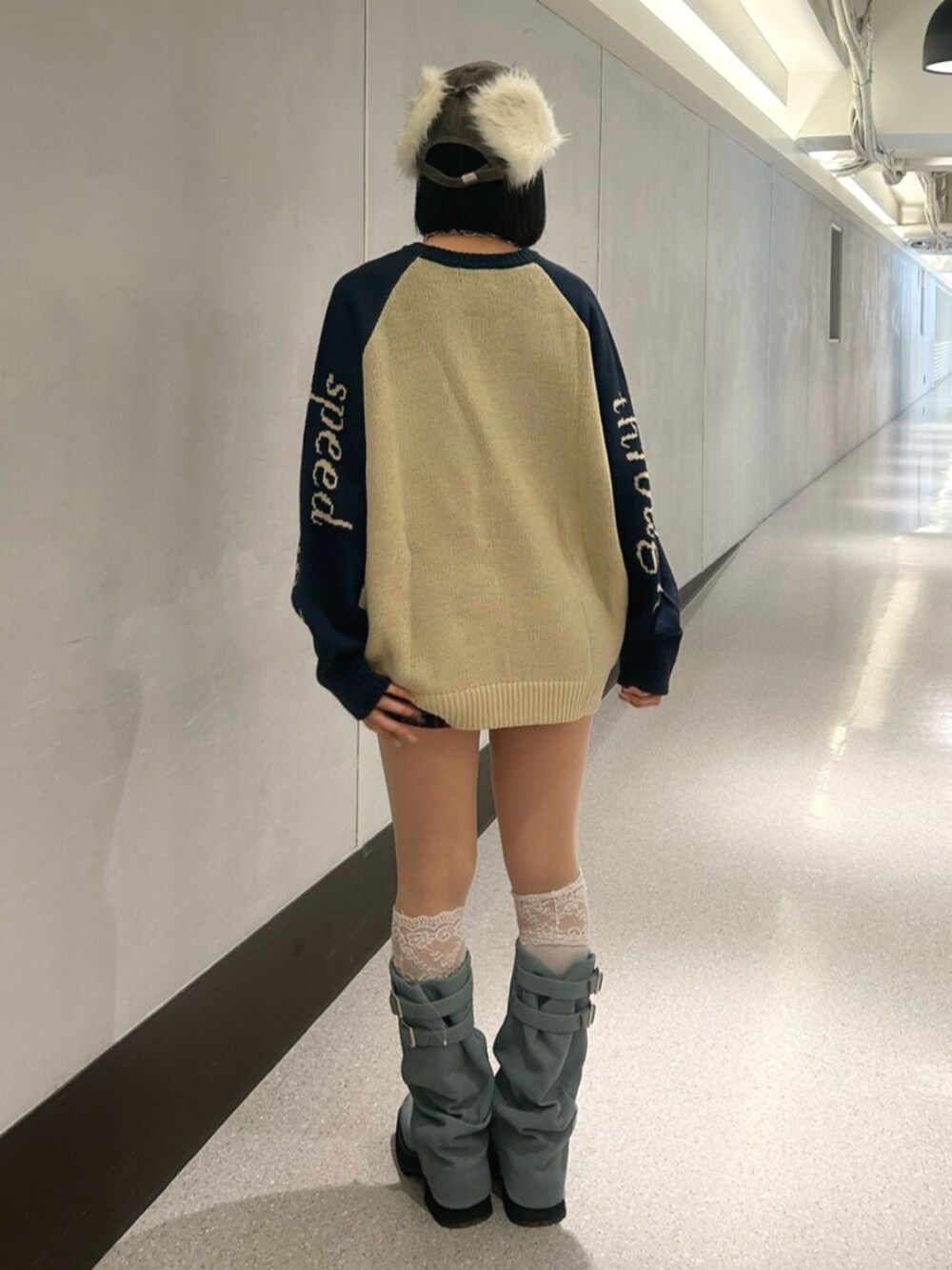 ホワイト系のニット/セーター、ブルー系のスカート、ブルー系のブーツを着用したレディースの秋コーディネートの3枚目の写真