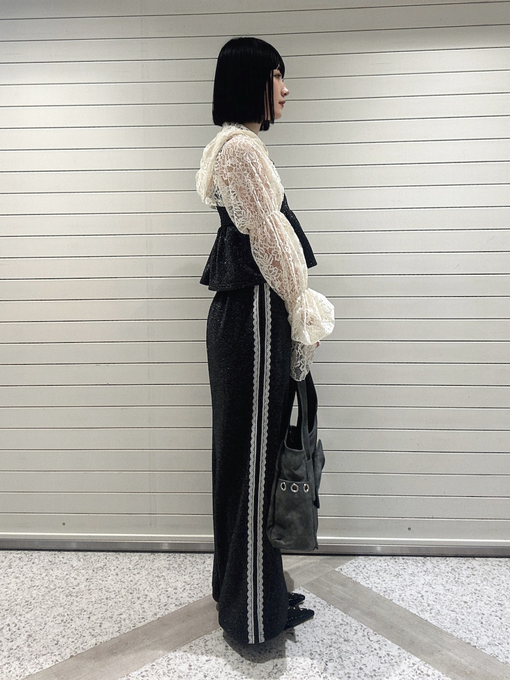 ホワイト系のカーディガン/ボレロ、ブラック系のキャミソール、グレー系のトートバッグを着用したレディースの春コーディネートの3枚目の写真