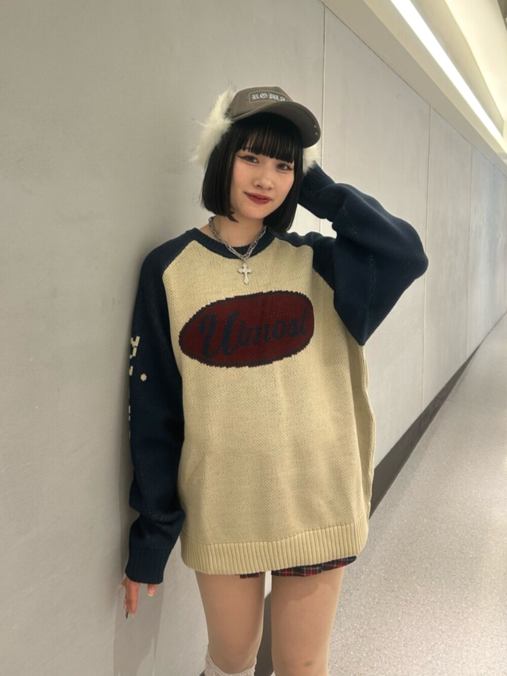 ホワイト系のニット/セーター、ブルー系のスカート、ブルー系のブーツを着用したレディースの秋コーディネートの4枚目の写真