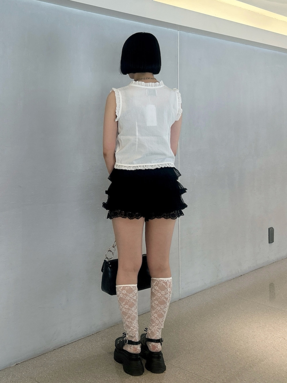 ホワイト系のシャツ/ブラウス、レッド系のその他パンツ、ブラック系のパンプスを着用したレディースの夏コーディネートの3枚目の写真