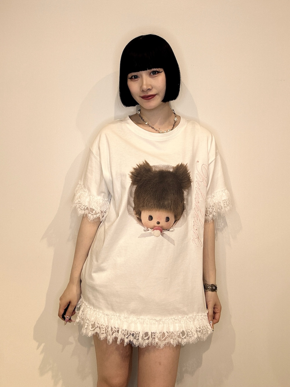 ホワイト系のTシャツ/カットソー、ブラック系のブーツ、シルバー系のネックレスを着用したレディースの夏コーディネートの4枚目の写真