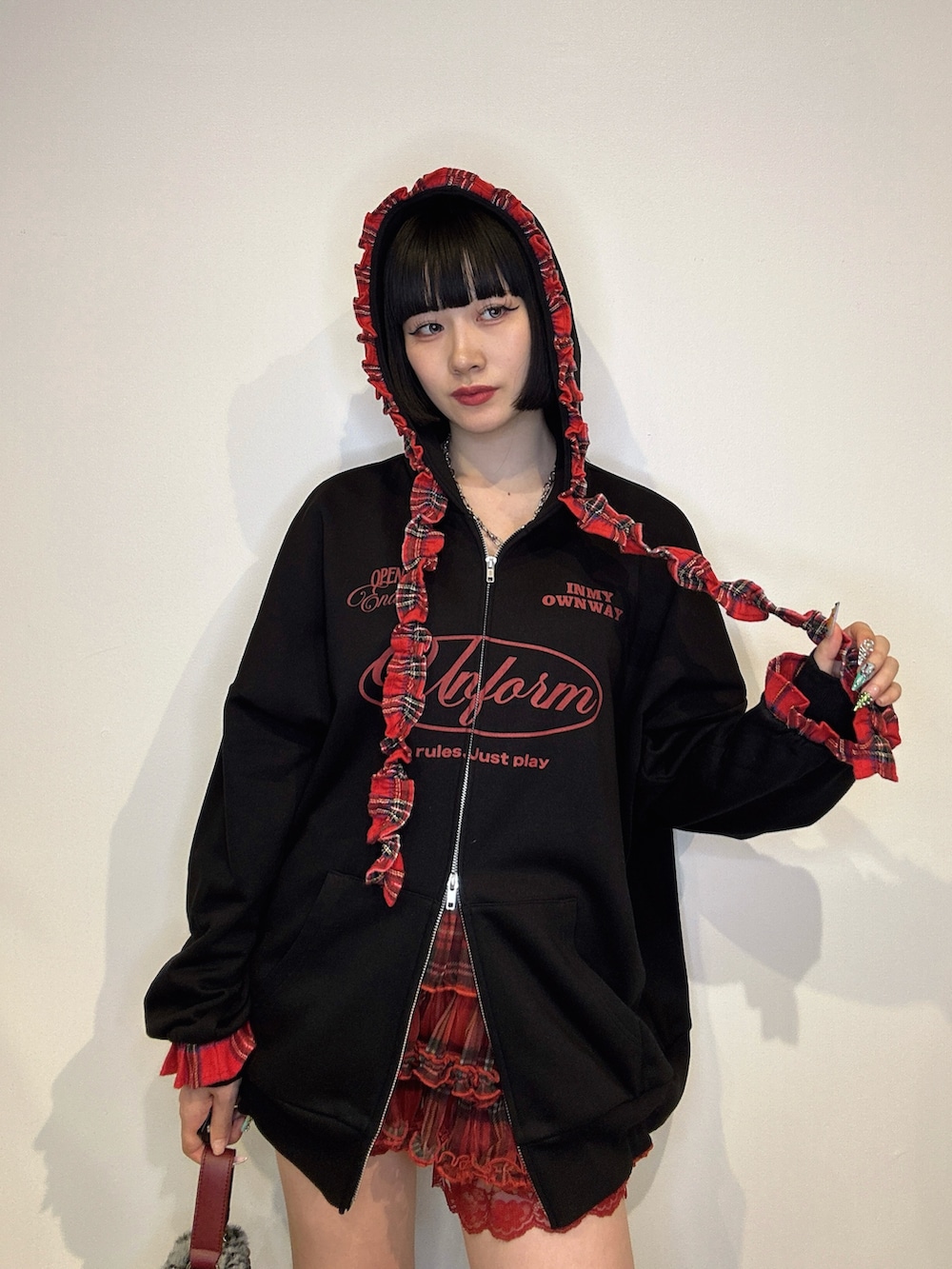 ブラック系のその他トップス、レッド系のその他パンツ、ブラック系のブーツを着用したレディースの夏コーディネートの4枚目の写真