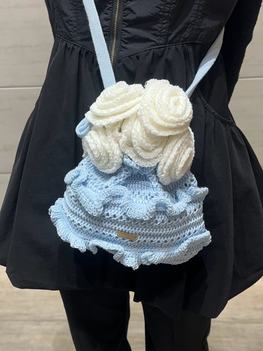 ブルー系のトートバッグ、ホワイト系のハンチング/ベレー帽を着用したレディースの春コーディネートの5枚目の写真
