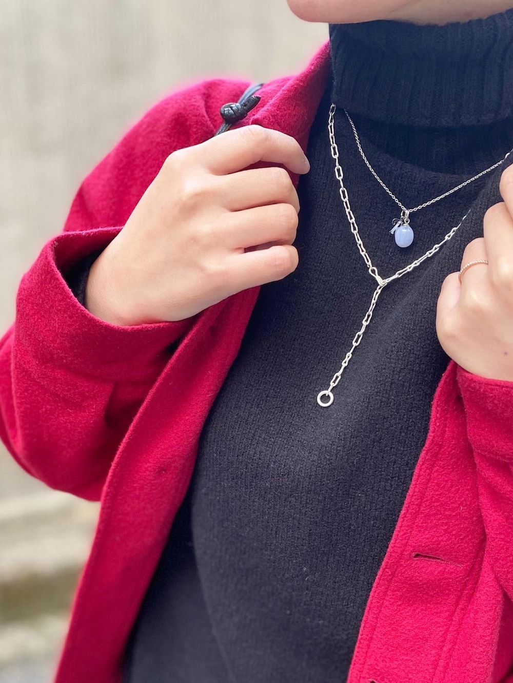 ブルー系のデニムパンツ、ブラック系のシューズ、レッド系のジャケット/アウターを着用したレディースの秋コーディネートの2枚目の写真