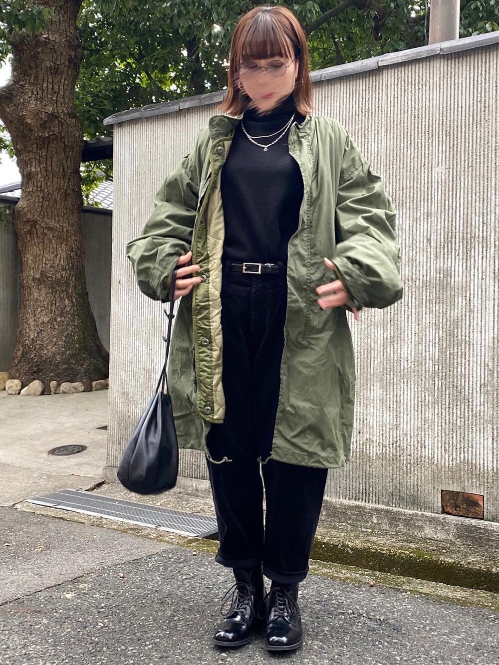 ブラック系のシューズを着用したレディースの秋コーディネートの3枚目の写真