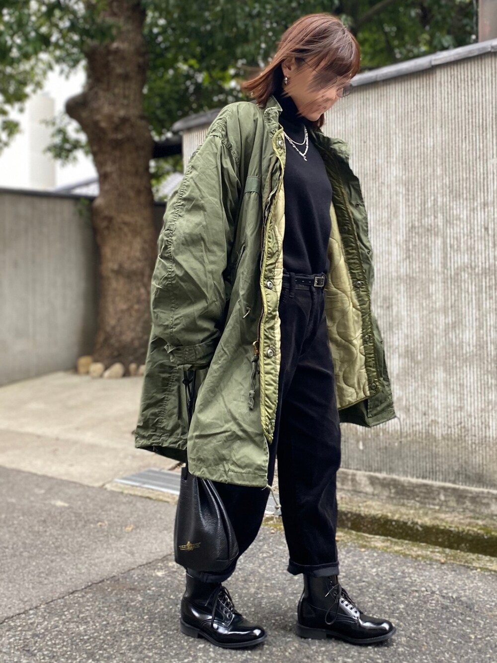 ブラック系のシューズを着用したレディースの秋コーディネートの2枚目の写真