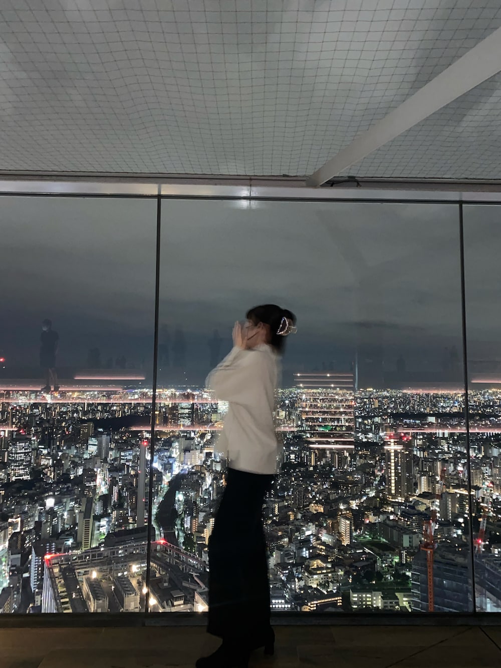 ホワイト系のニット/セーター、ブラック系のスカートを着用したレディースの冬コーディネートの2枚目の写真