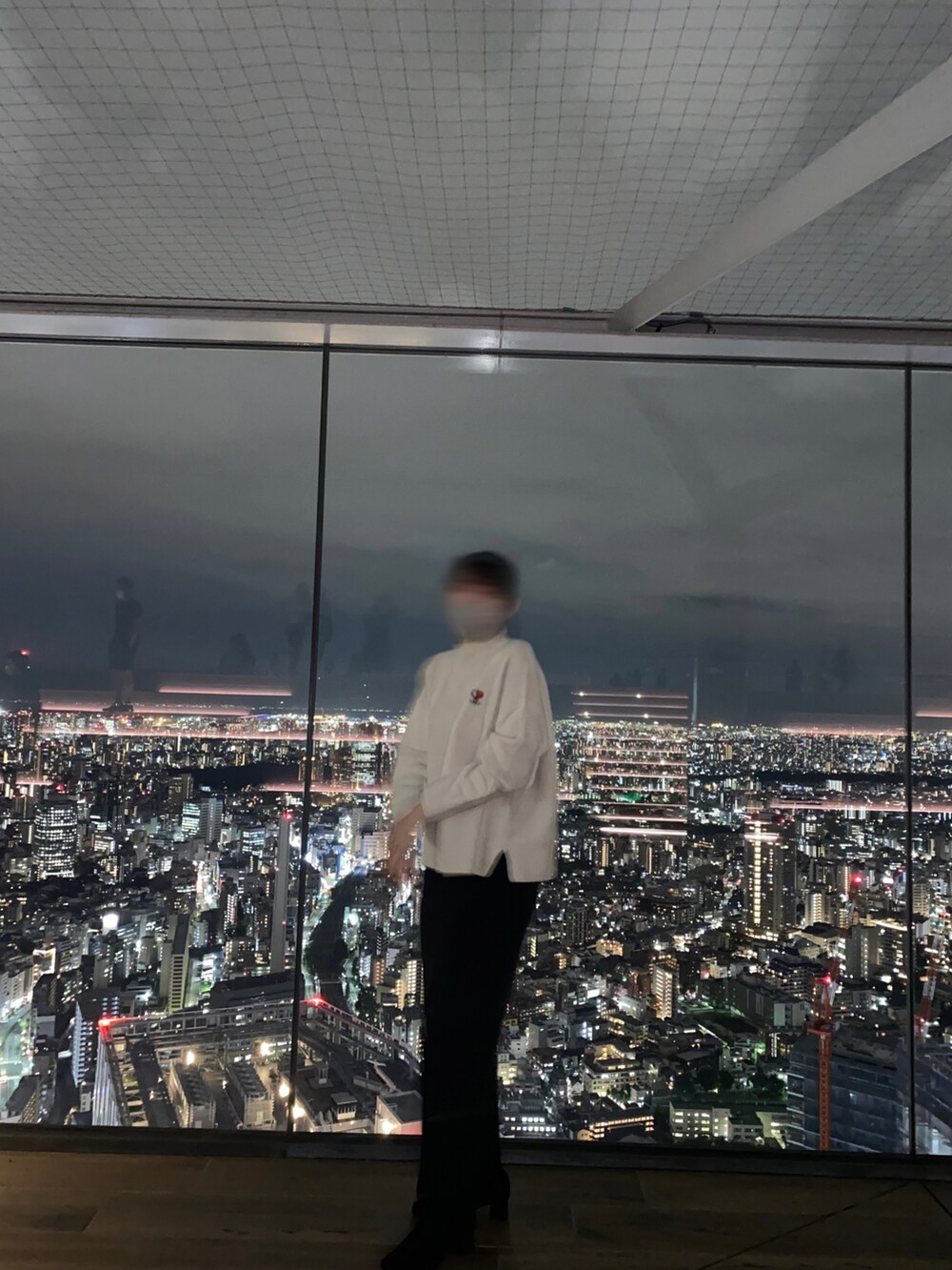 ホワイト系のニット/セーター、ブラック系のスカートを着用したレディースの冬コーディネートの3枚目の写真