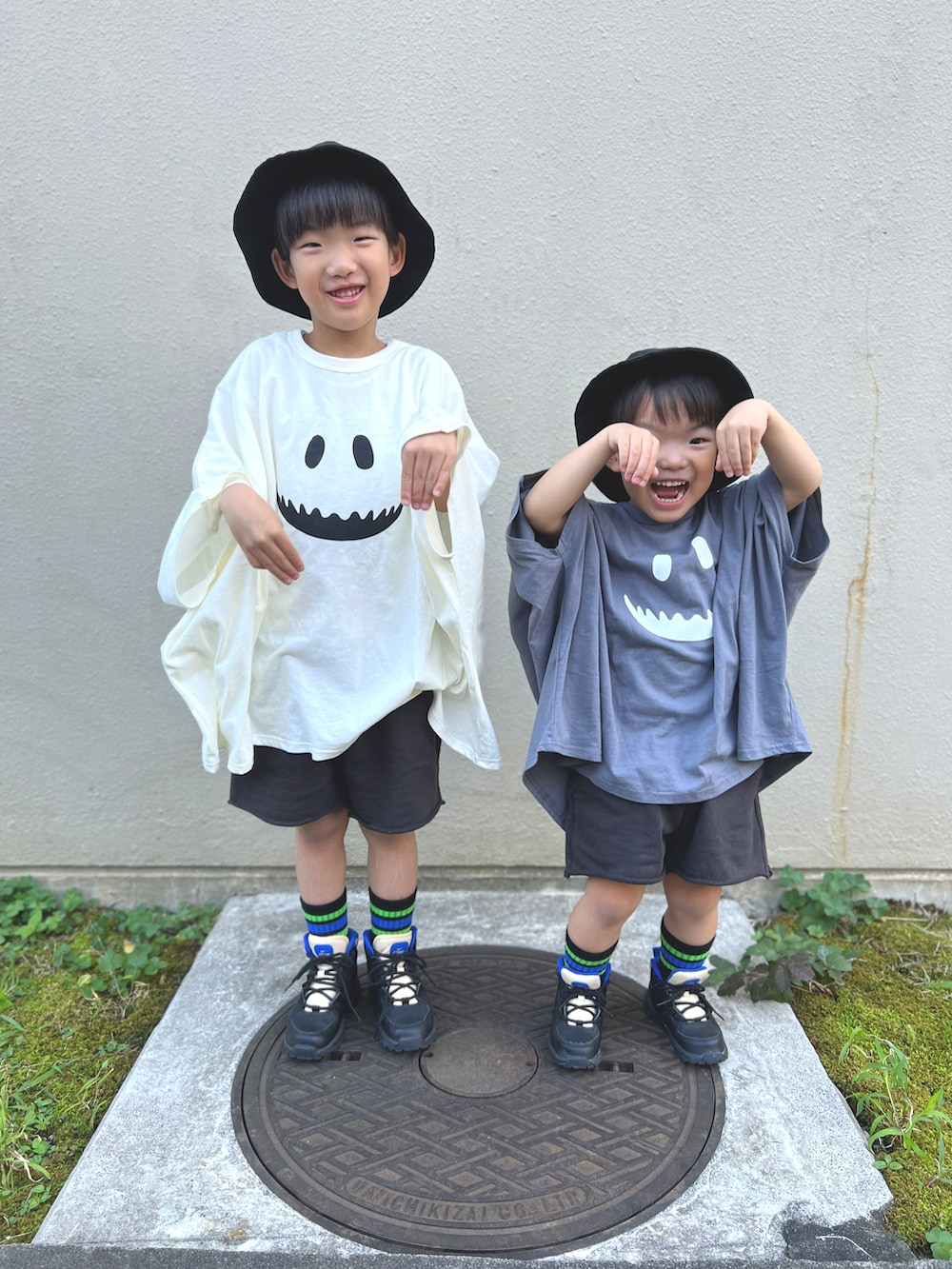 ホワイト系のTシャツ/カットソー、グレー系のTシャツ/カットソー、ブラック系のブーツを着用したキッズの秋コーディネートの2枚目の写真