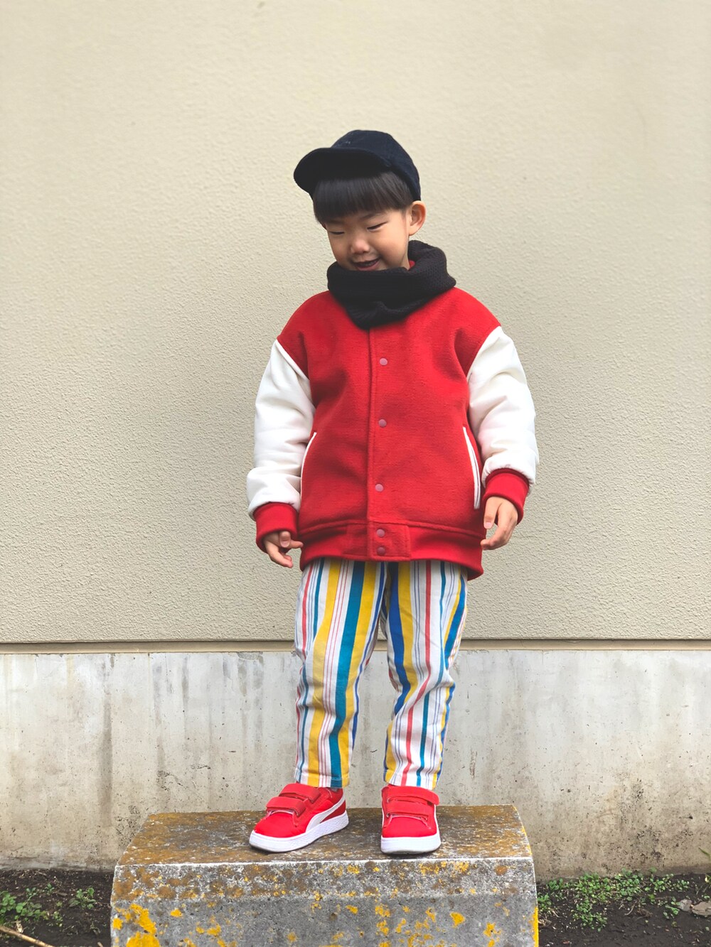 レッド系のブルゾン、その他のその他パンツ、レッド系のスニーカーを着用したキッズの冬コーディネートの2枚目の写真