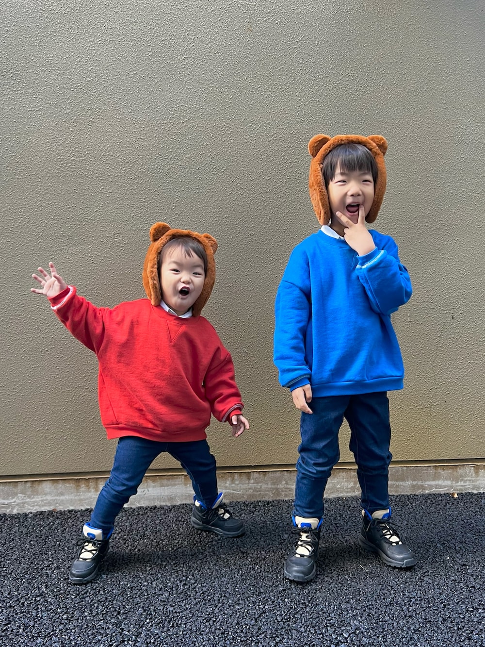 ブルー系のデニムパンツ、ブルー系のスウェット、ブラック系のブーツを着用したキッズの秋コーディネートの2枚目の写真