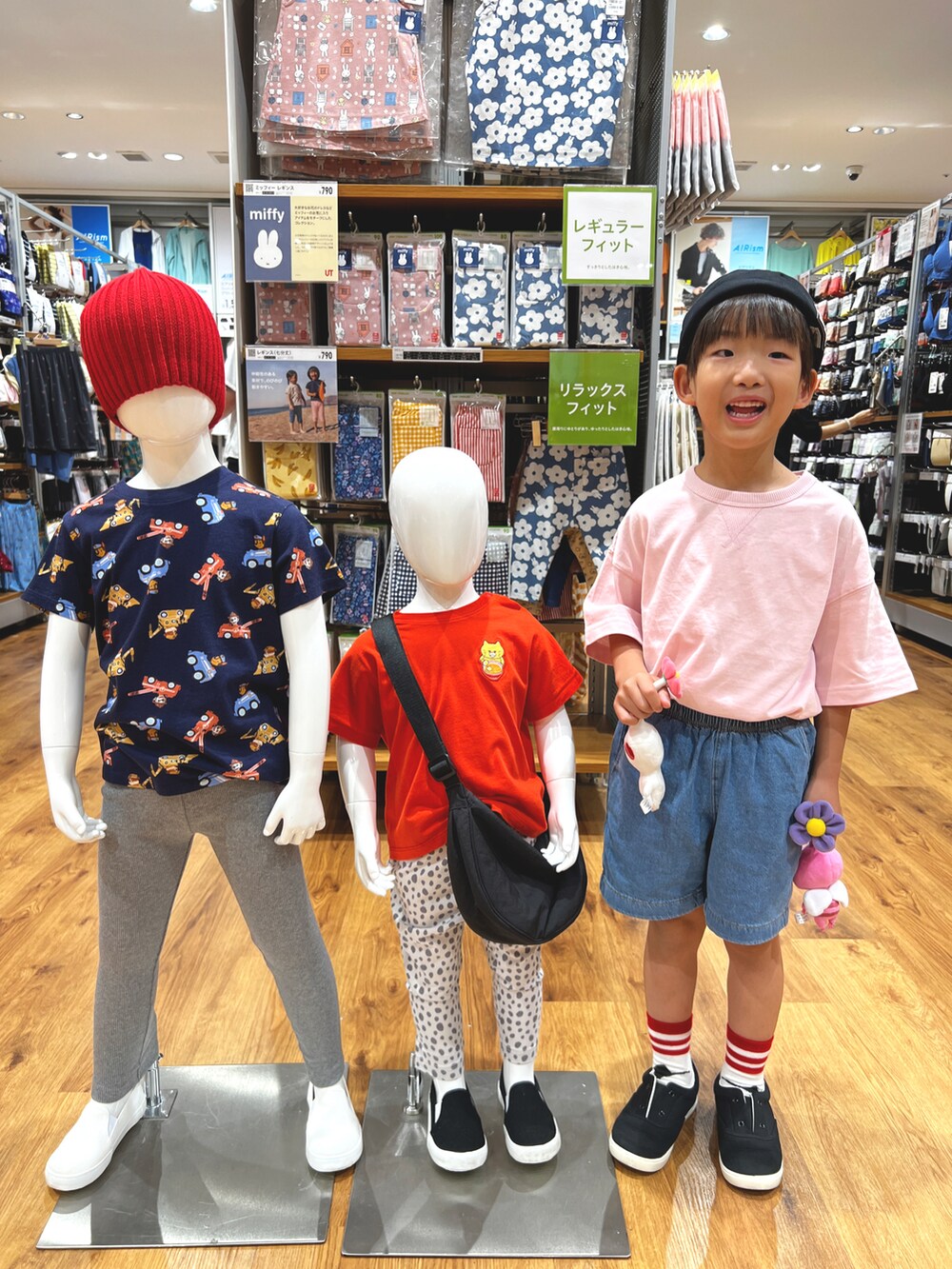 ピンク系のトップス、ブルー系のデニムパンツ、ブラック系のスニーカーを着用したキッズの夏コーディネートの3枚目の写真