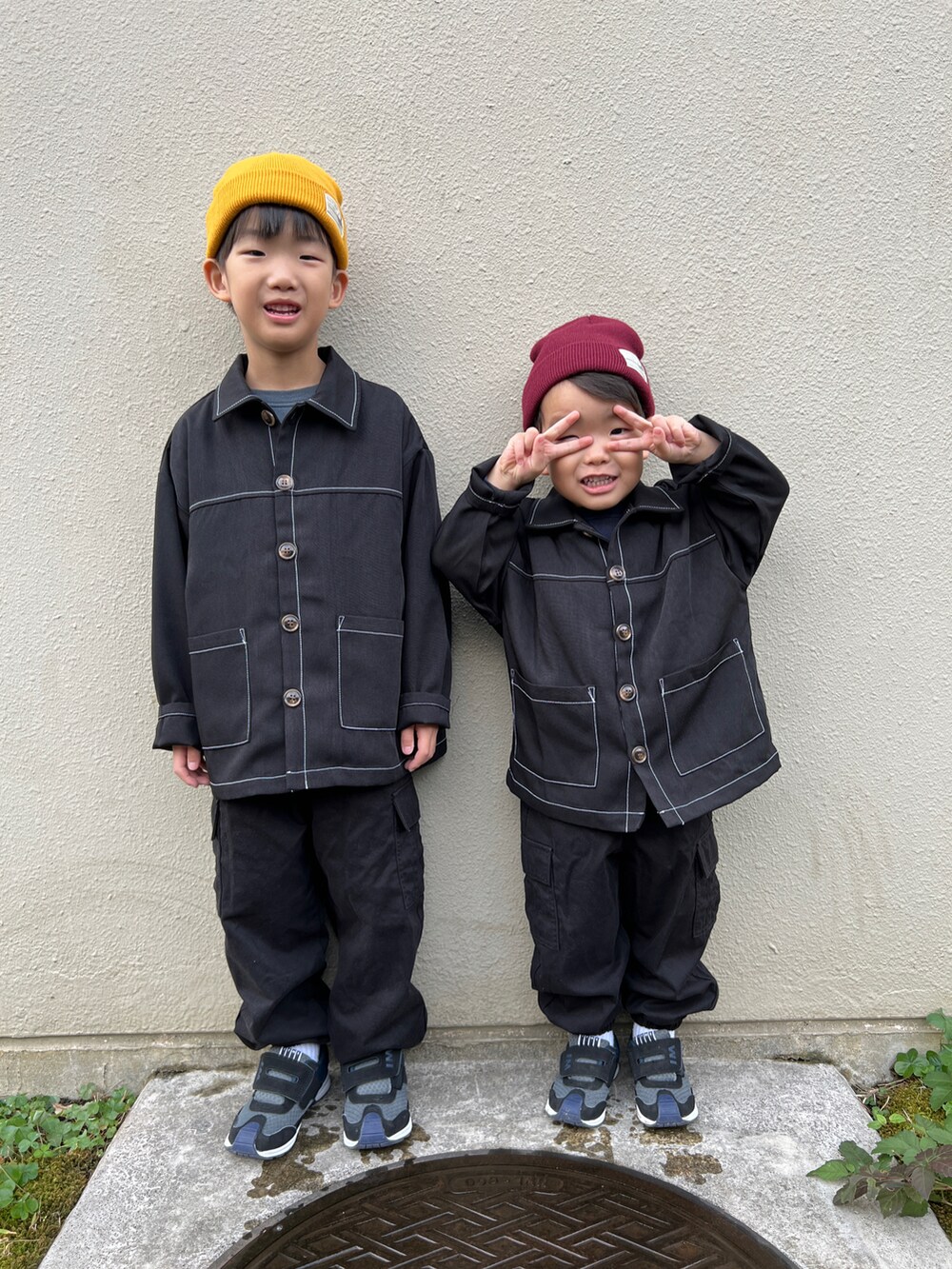 ブラック系のシャツ/ブラウス、ブラック系のカーゴパンツ、ブラック系のスニーカーを着用したキッズの秋コーディネートの2枚目の写真