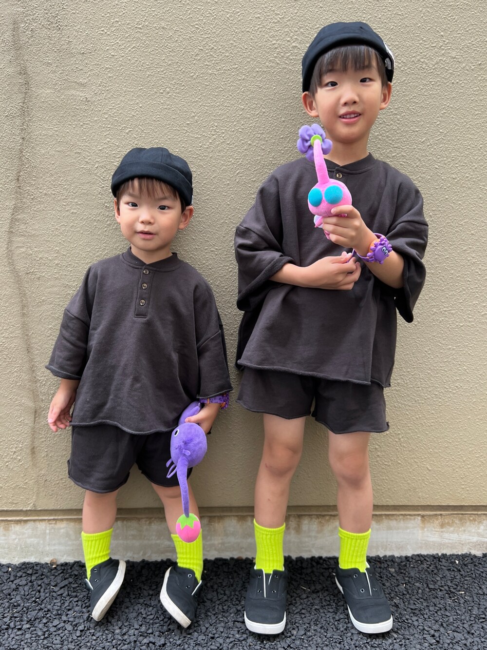 ブラック系のセットアップ、ブラック系のスニーカー、ブラック系のキャップを着用したキッズの夏コーディネートの2枚目の写真