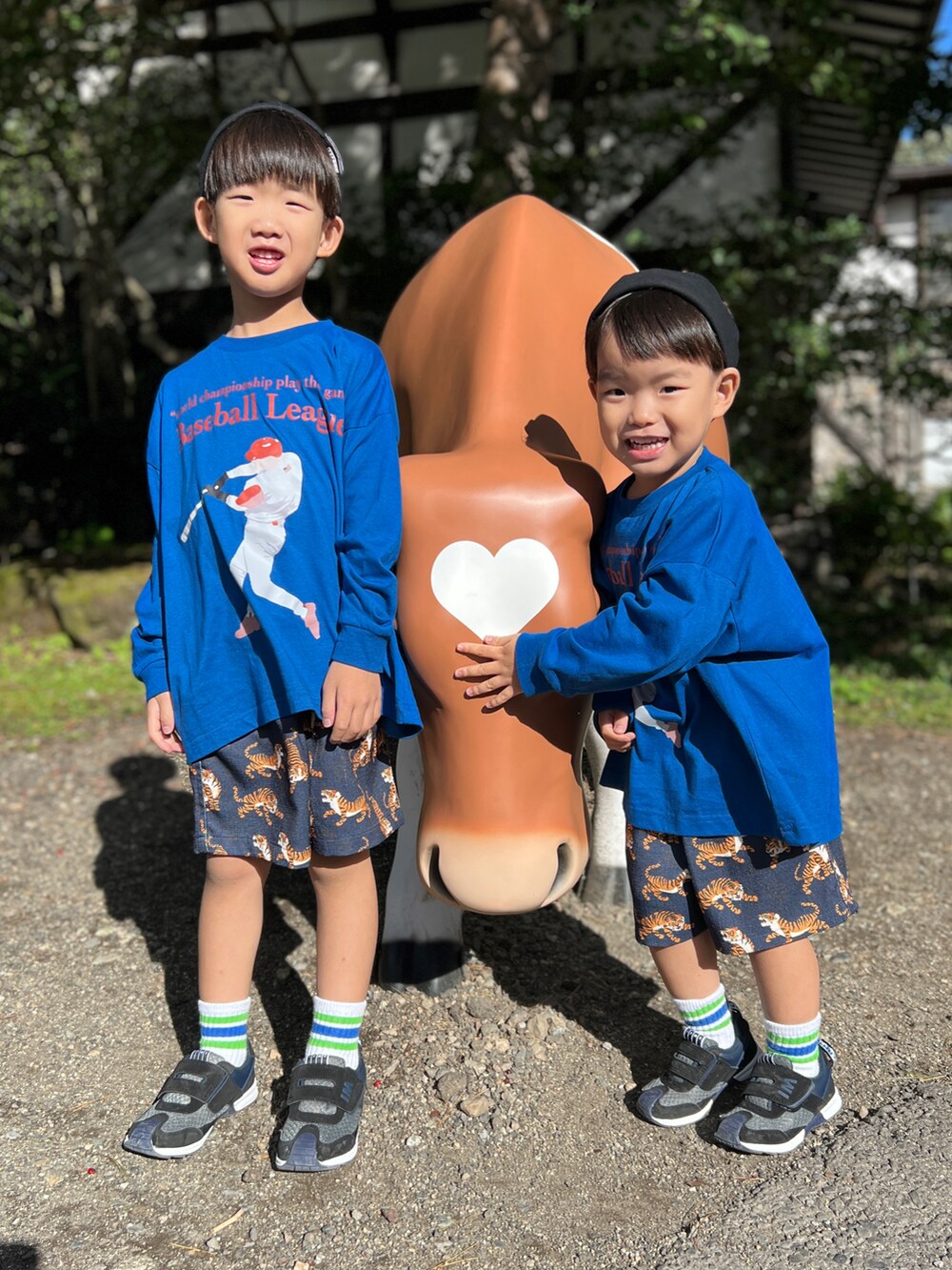 ブルー系のTシャツ/カットソー、ブルー系のその他パンツ、ブラック系のスニーカーを着用したキッズの秋コーディネートの2枚目の写真