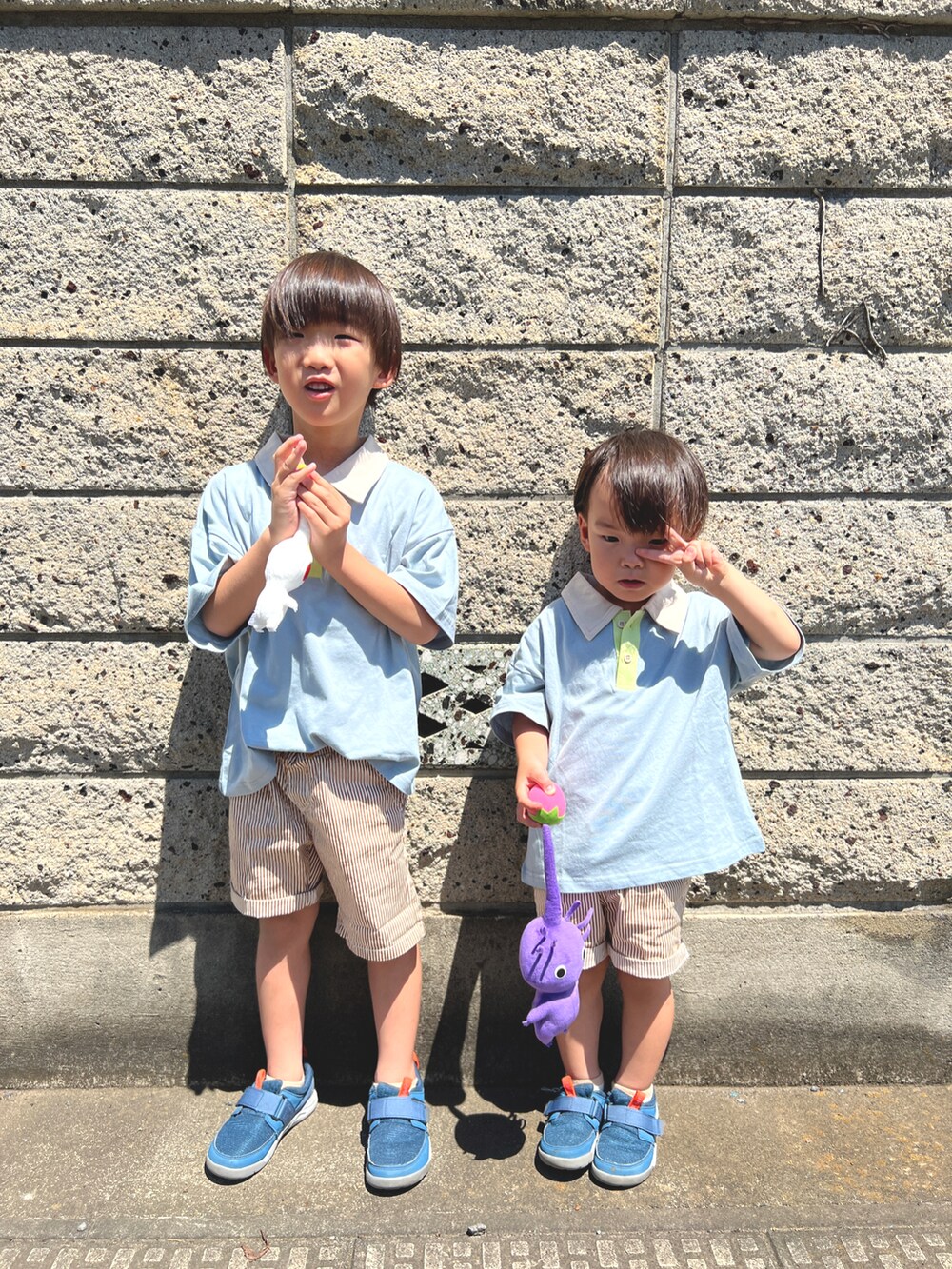 ブルー系のTシャツ/カットソー、ベージュ系のパンツ、ブルー系のスニーカーを着用したキッズの夏コーディネートの2枚目の写真