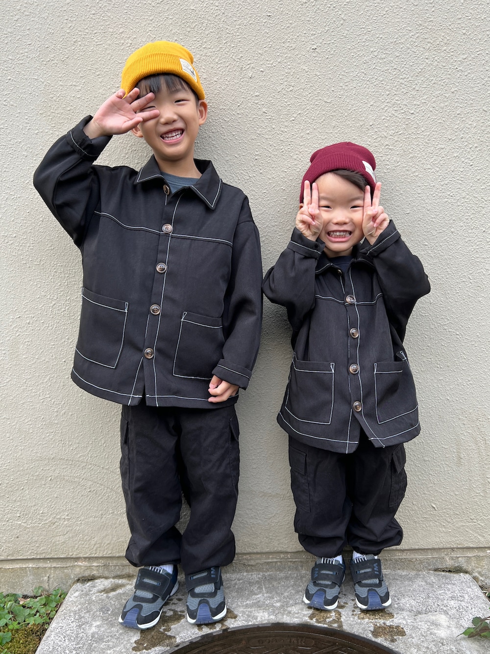 ブラック系のシャツ/ブラウス、ブラック系のカーゴパンツ、ブラック系のスニーカーを着用したキッズの秋コーディネートの4枚目の写真