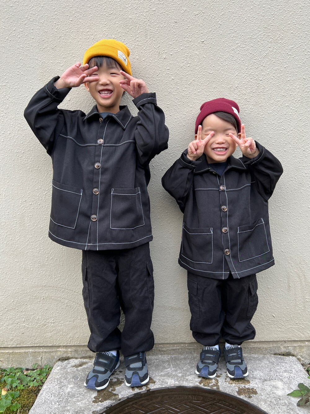 ブラック系のシャツ/ブラウス、ブラック系のカーゴパンツ、ブラック系のスニーカーを着用したキッズの秋コーディネートの3枚目の写真