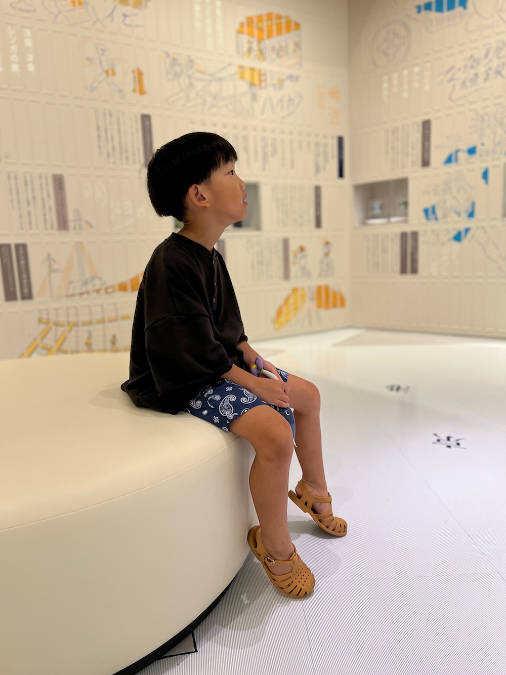 ブラック系のセットアップ、ブルー系のその他パンツ、ベージュ系のサンダルを着用したキッズの夏コーディネートの3枚目の写真