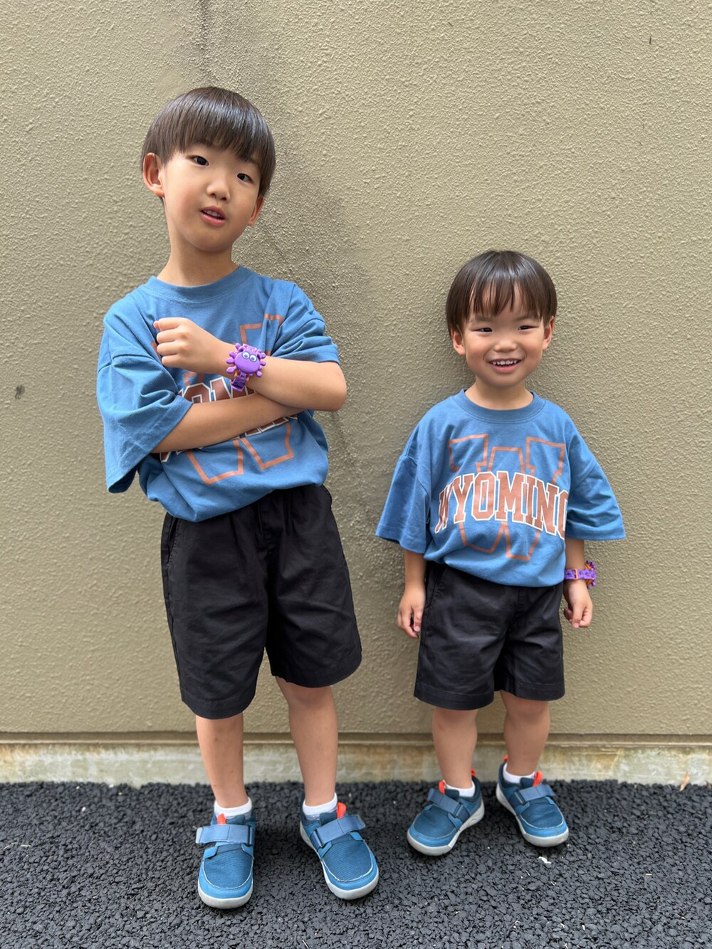 ブルー系のTシャツ/カットソー、ブラック系のその他パンツ、ブルー系のスニーカーを着用したキッズの夏コーディネートの3枚目の写真