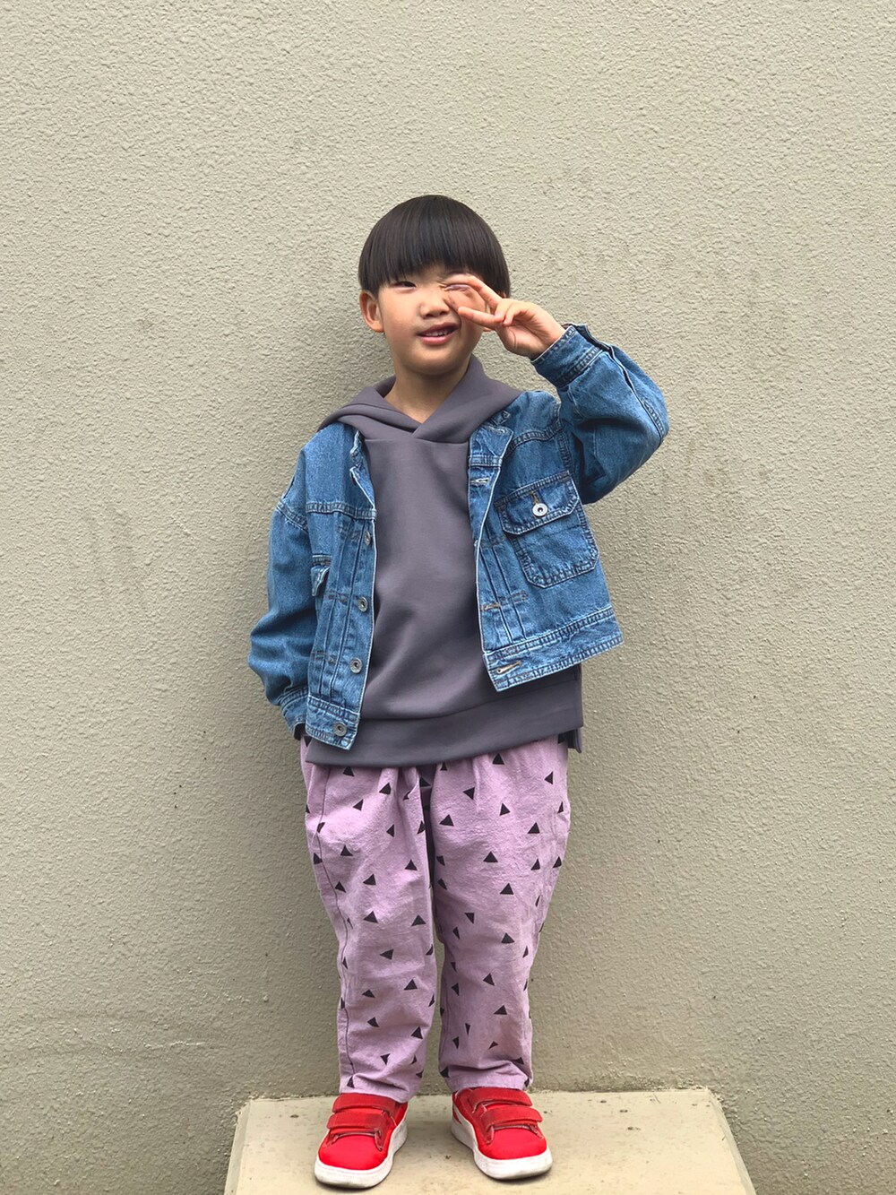 「はるコーデ、キッズファッション、おとこのこ、カジュアル、むすこーで、春コーデ、GU、ローリーズファーム(LOWRYS FARM)、PUMA」｜「GUのアイテム（デニムジャケット、ブルー系）」を使った、はこはこさん（キッズ・110cm）の春コーディネートの2枚目の写真