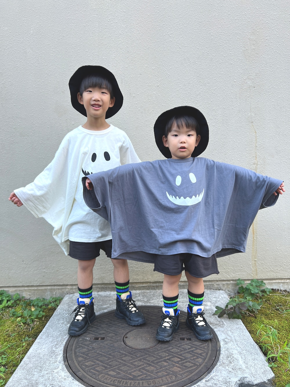 ホワイト系のTシャツ/カットソー、グレー系のTシャツ/カットソー、ブラック系のブーツを着用したキッズの秋コーディネートの4枚目の写真