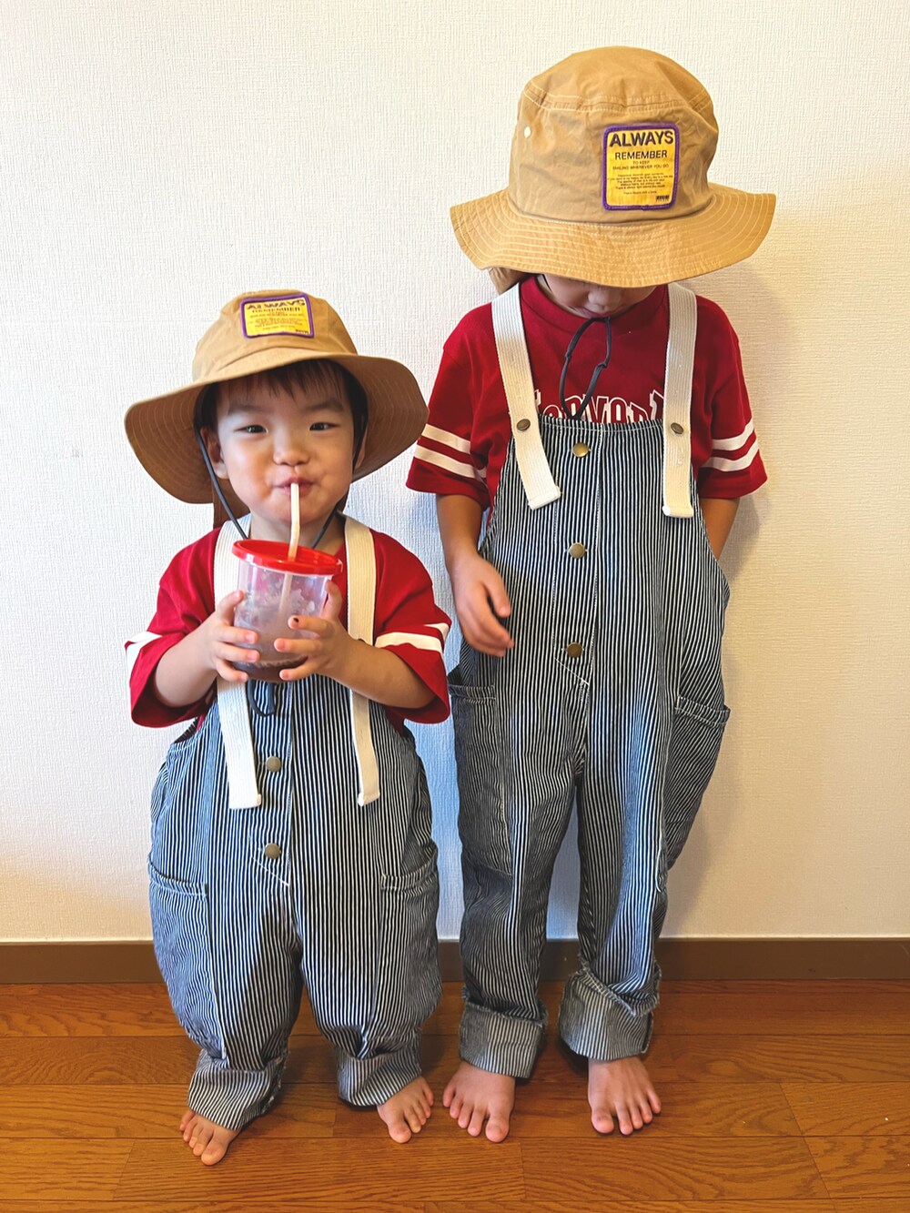 ブルー系のサロペット/オーバーオール、ブルー系のサロペット/オーバーオール、レッド系のTシャツ/カットソーを着用したキッズの夏コーディネートの3枚目の写真