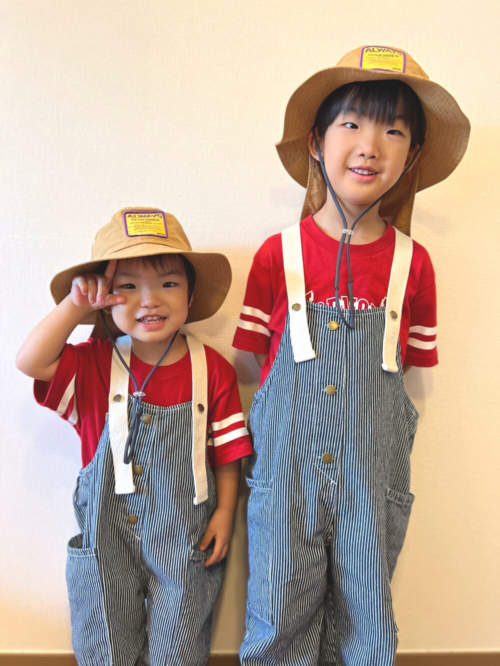 ブルー系のサロペット/オーバーオール、ブルー系のサロペット/オーバーオール、レッド系のTシャツ/カットソーを着用したキッズの夏コーディネートの2枚目の写真