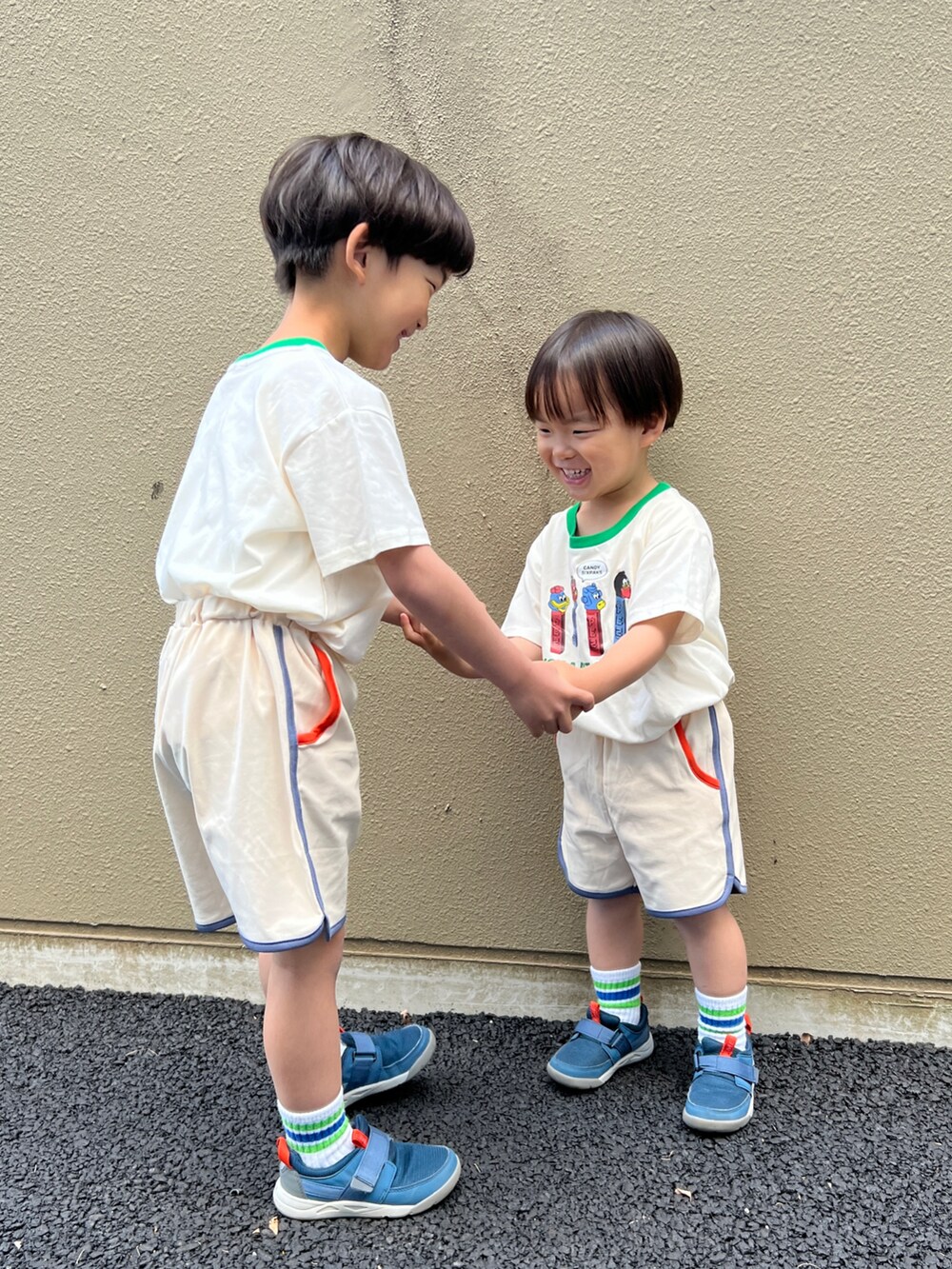 ホワイト系のその他パンツ、ブルー系のスニーカー、ベージュ系のトップスを着用したキッズの春コーディネートの4枚目の写真