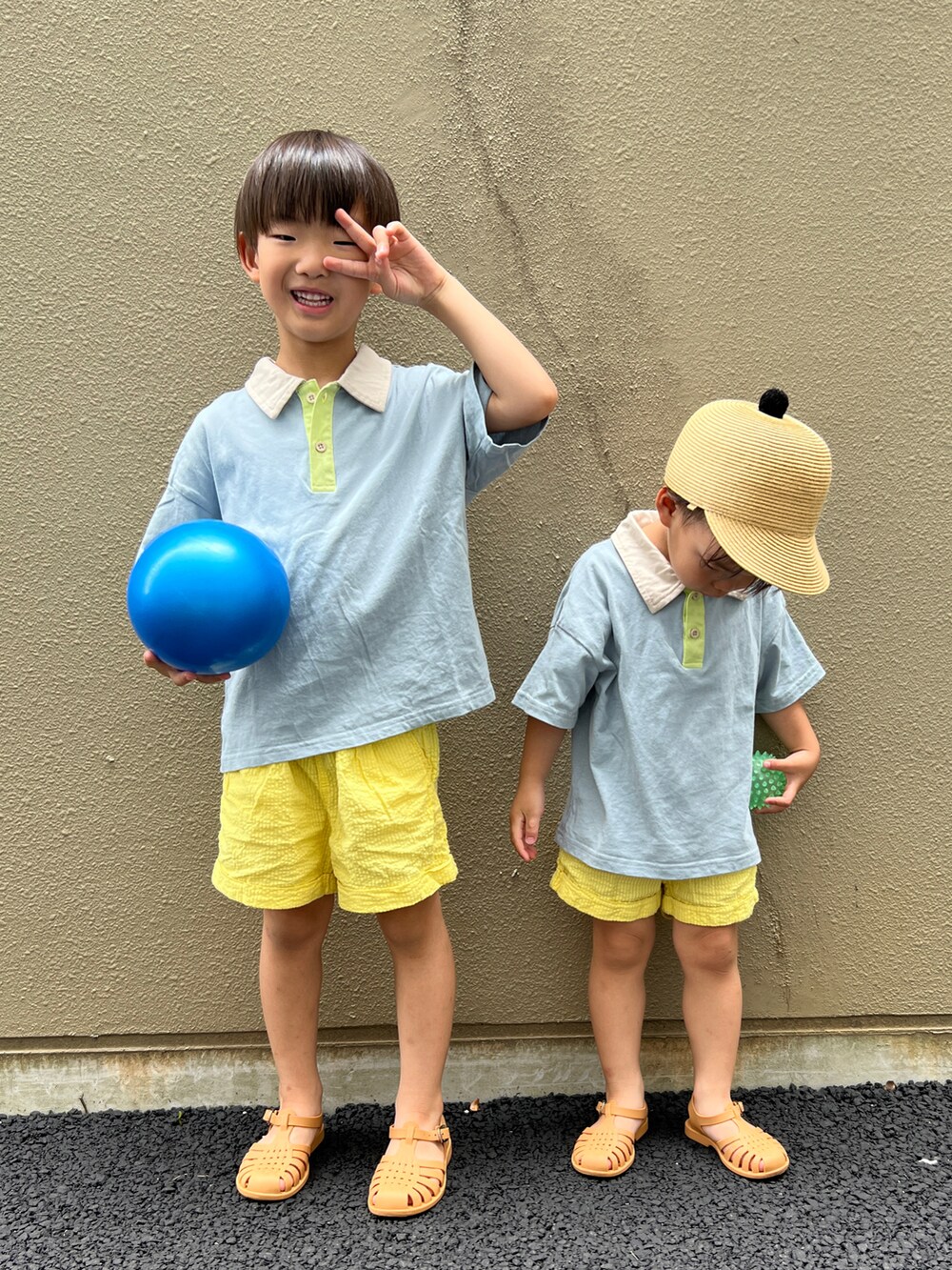 ブルー系のTシャツ/カットソー、イエロー系のパンツ、ベージュ系のサンダルを着用したキッズの夏コーディネートの3枚目の写真
