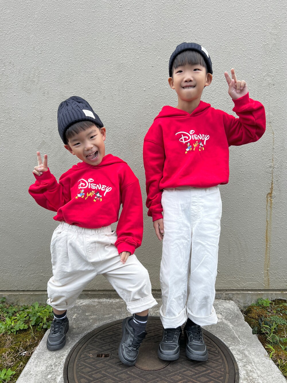 「日常に魔法を、秋コーデ、プチプラ、キッズコーデ、男の子、ニット帽、キッズファッション、リンクコーデ、兄弟コーディネート、devirock、ディズニーコーデ、disney」｜「西松屋のアイテム（ニットキャップ/ビーニー、ブルー系）」を使った、はこはこさん（キッズ・120cm）の秋コーディネートの2枚目の写真