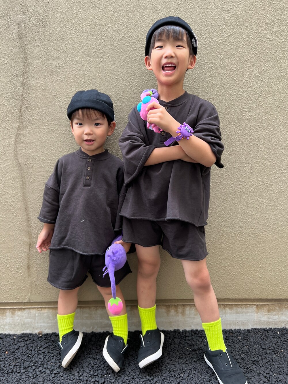 ブラック系のセットアップ、ブラック系のスニーカー、ブラック系のキャップを着用したキッズの夏コーディネートの3枚目の写真