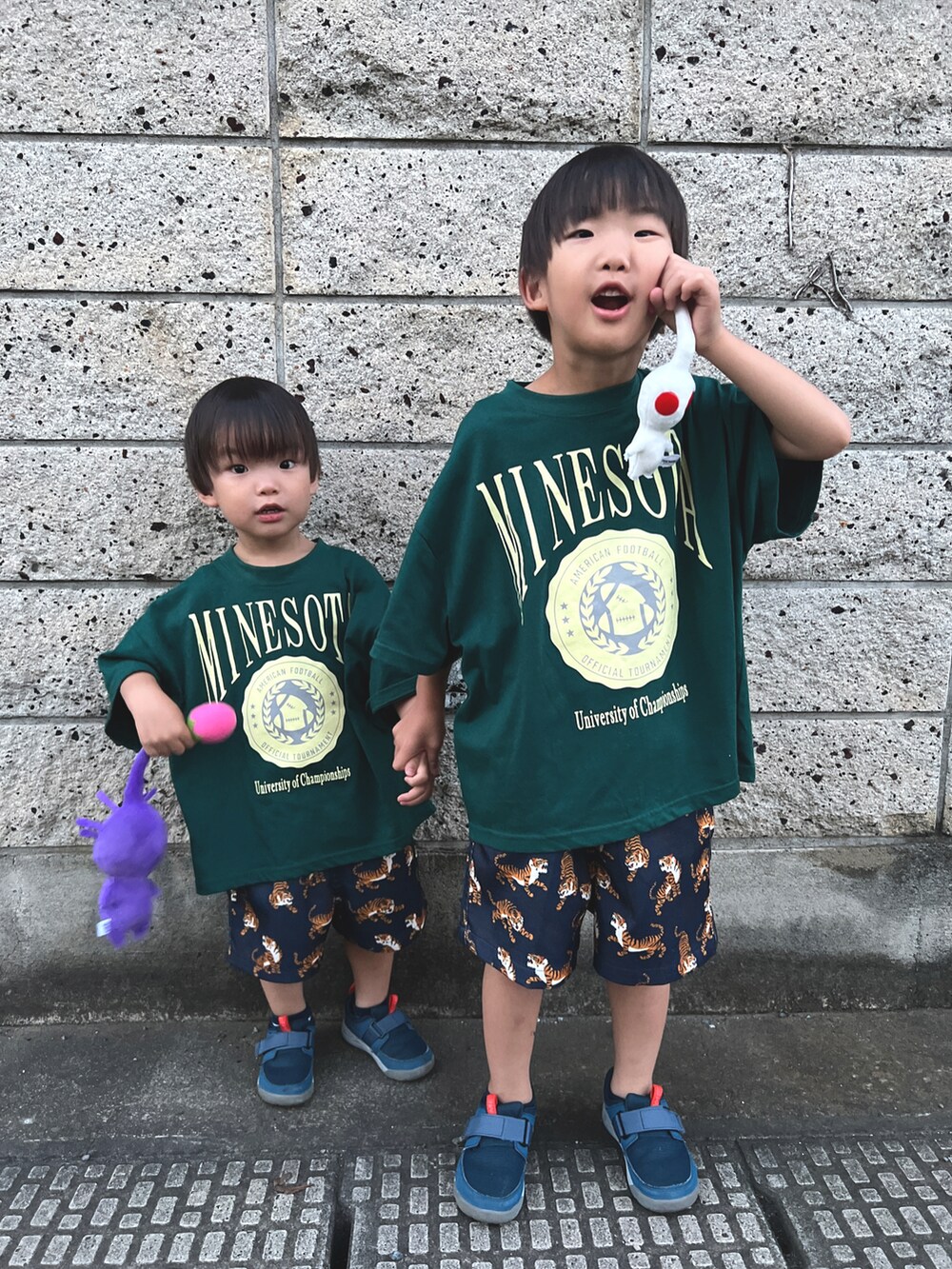 グリーン系のTシャツ/カットソー、ブルー系のその他パンツ、ブルー系のスニーカーを着用したキッズの夏コーディネートの2枚目の写真