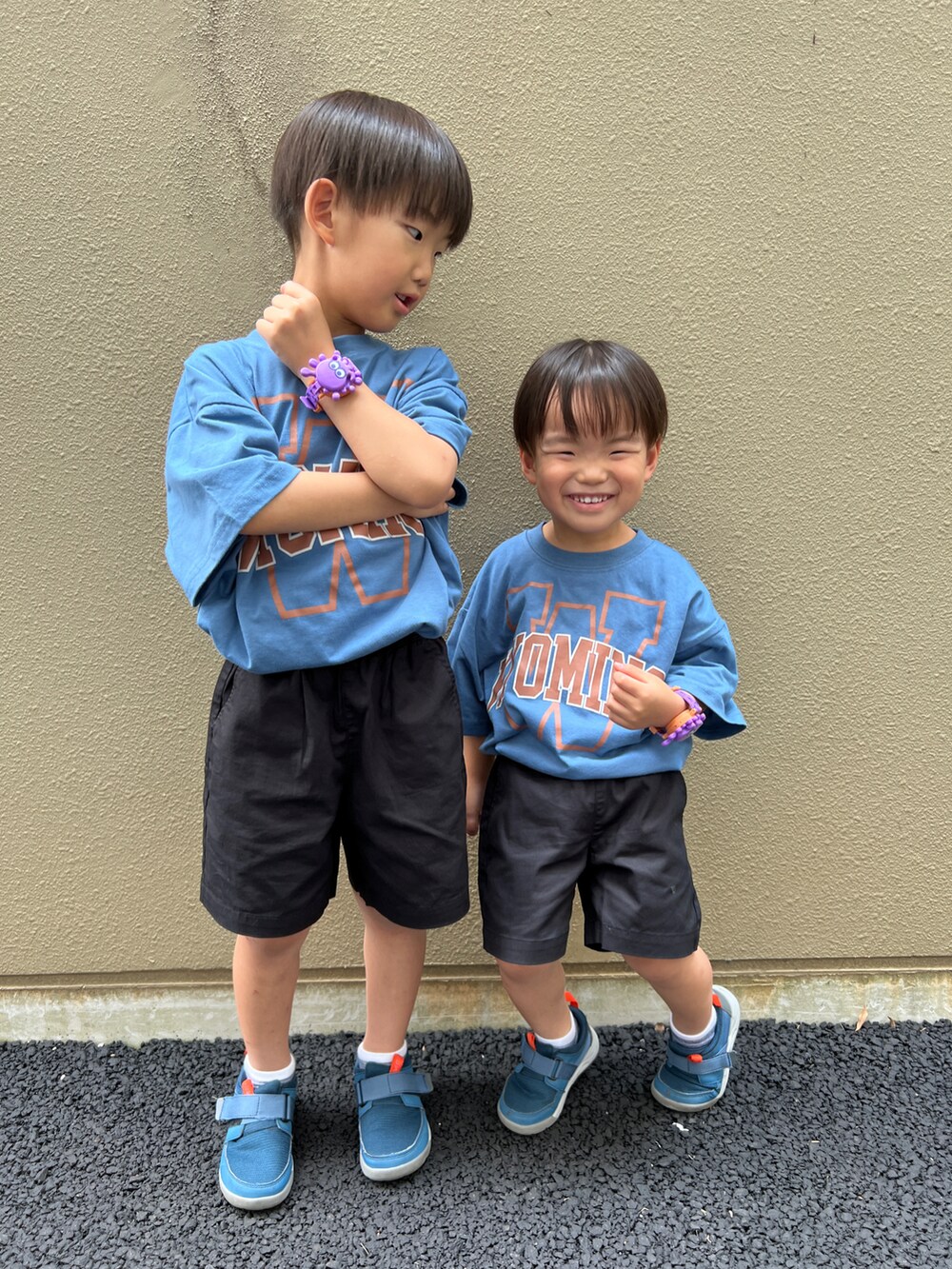 ブルー系のTシャツ/カットソー、ブラック系のその他パンツ、ブルー系のスニーカーを着用したキッズの夏コーディネートの2枚目の写真