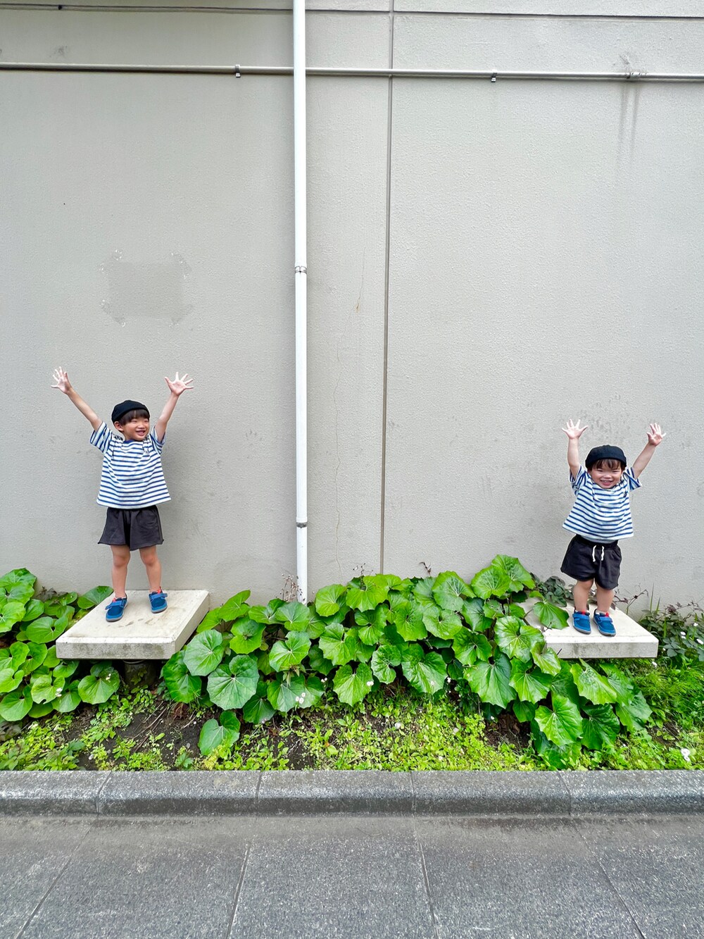 ブラック系のパンツ、ブルー系のTシャツ/カットソー、ブルー系のスニーカーを着用したキッズの夏コーディネートの2枚目の写真