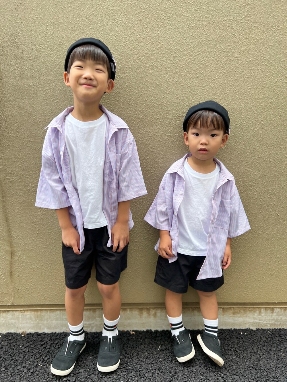 ピンク系のシャツ/ブラウス、ブラック系のその他パンツ、ブラック系のスニーカーを着用したキッズの夏コーディネートの2枚目の写真