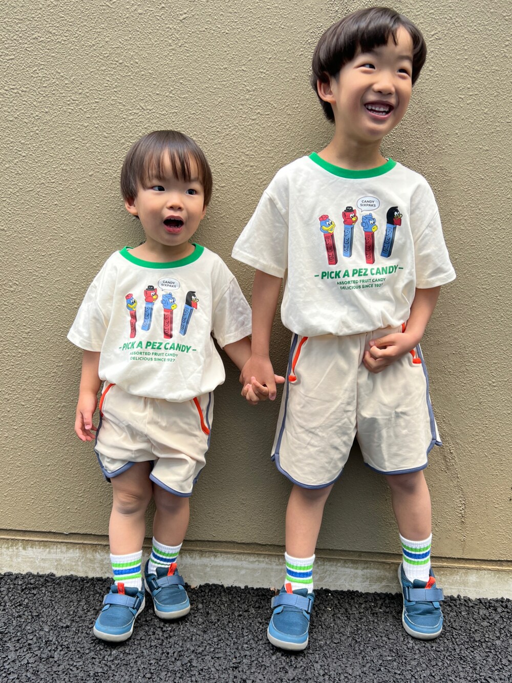 ホワイト系のその他パンツ、ブルー系のスニーカー、ベージュ系のトップスを着用したキッズの春コーディネートの2枚目の写真