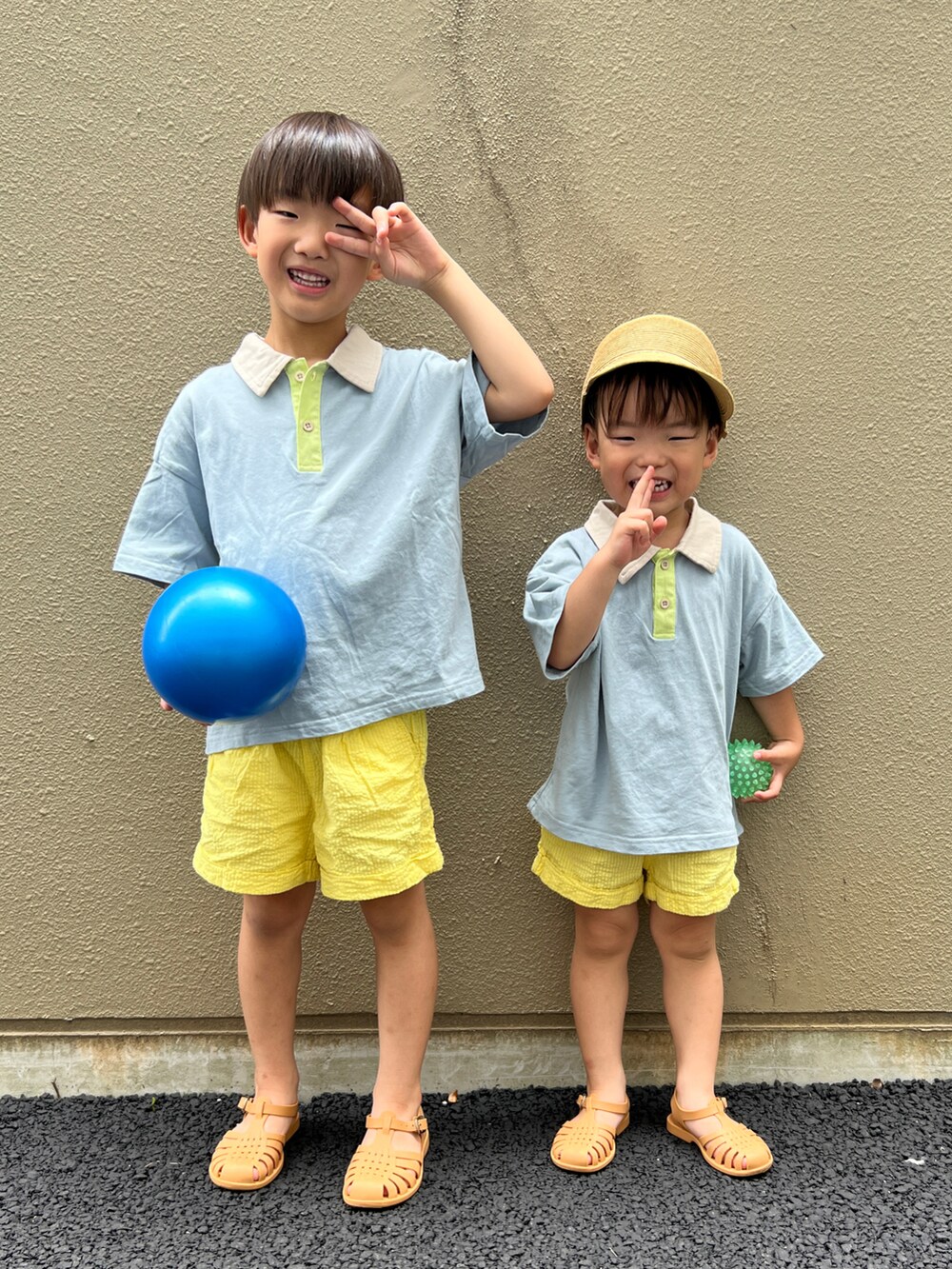 ブルー系のTシャツ/カットソー、イエロー系のパンツ、ベージュ系のサンダルを着用したキッズの夏コーディネートの2枚目の写真